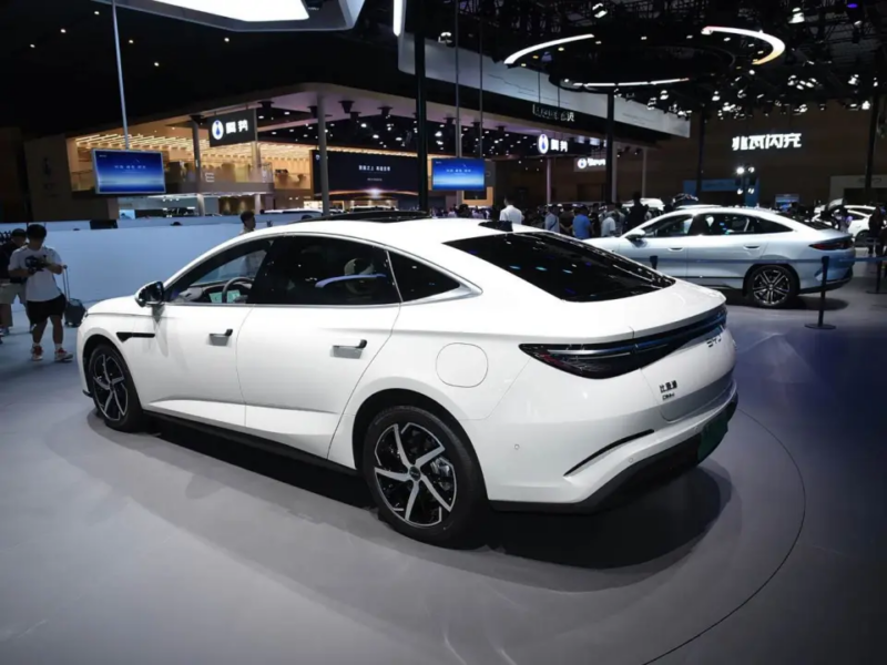 Компания BYD представила свой седан 2026 Seal 07 DM-i с системой God's Eye B