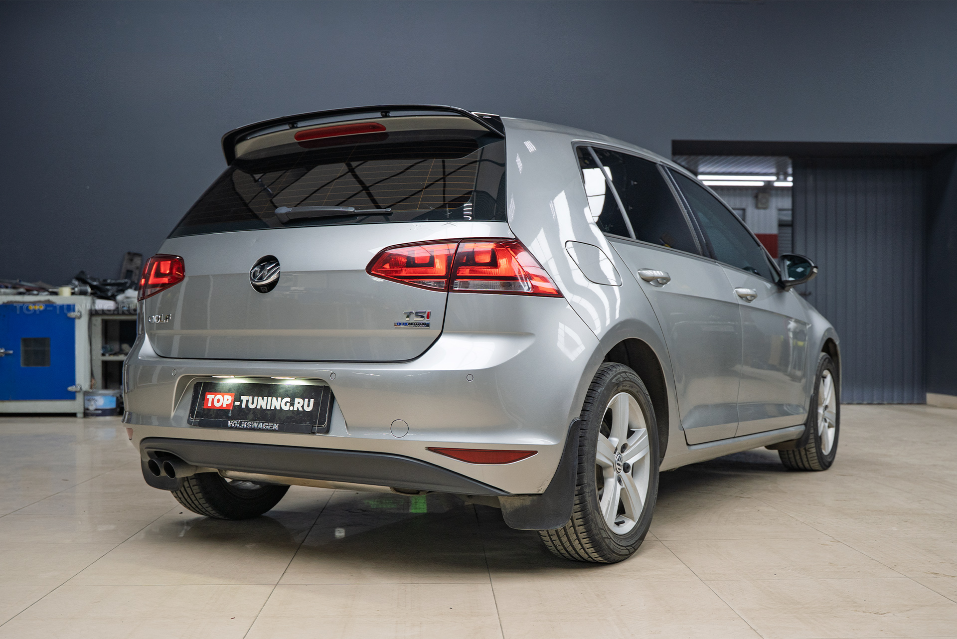 Установка спойлера на крышку багажника и ресничек на фары Volkswagen Golf 7