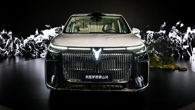 5,3-метровый внедорожник Voyah Dream с запасом хода на электромобиле 350 км выпущен в Китае за 3,84 млн рублей