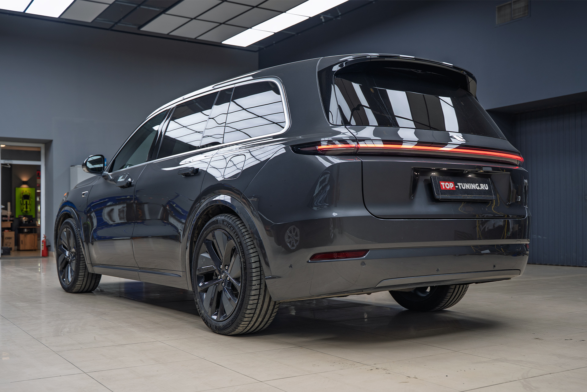 Виброизоляция колесных арок и подкрылков нового Lixiang L9 в Топ Тюнинг Москва 110277 Виброизоляция колесных арок и подкрылков нового Lixiang L9