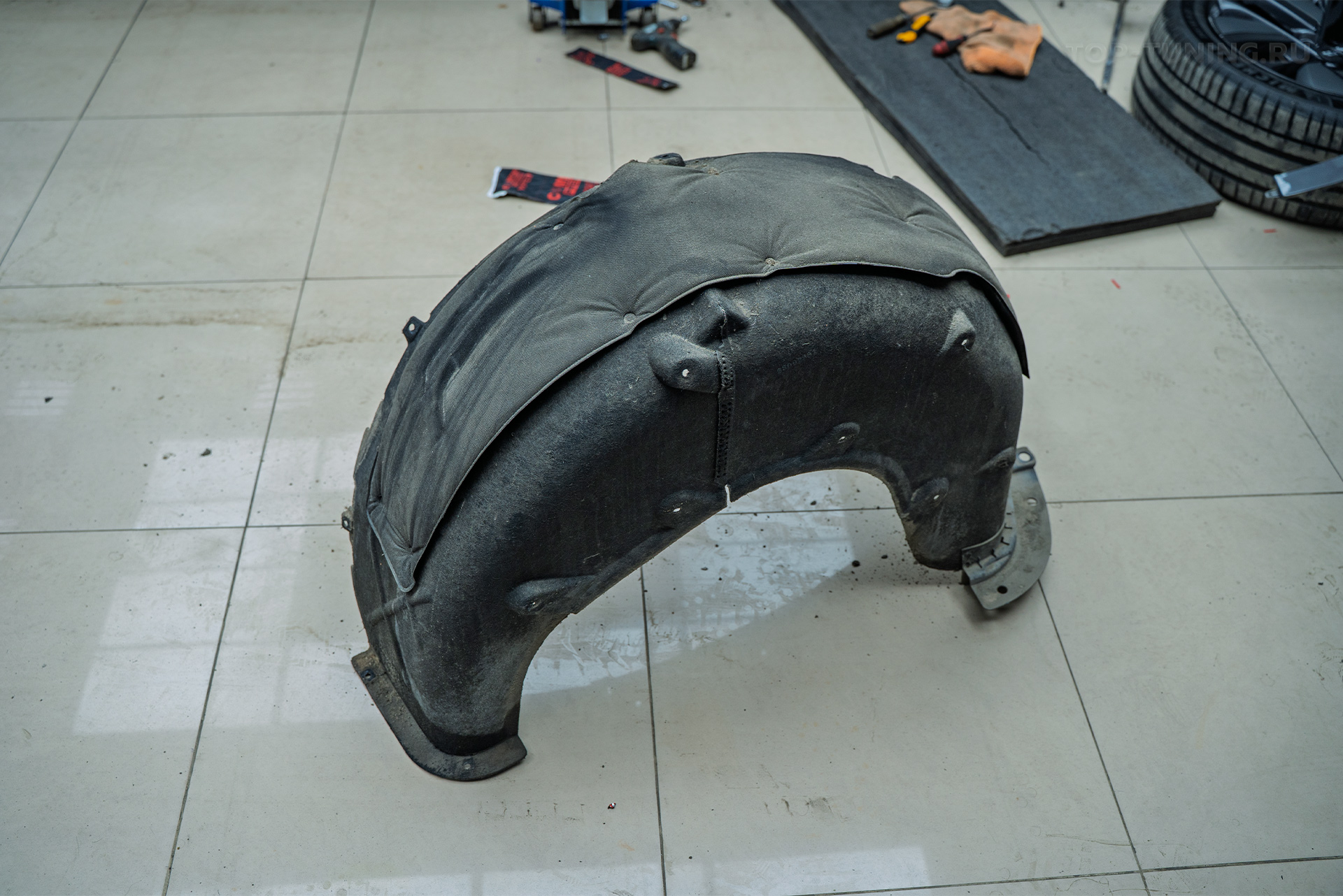 Виброизоляция колесных арок и подкрылков нового Lixiang L9 в Топ Тюнинг Москва 110277 Виброизоляция колесных арок и подкрылков нового Lixiang L9