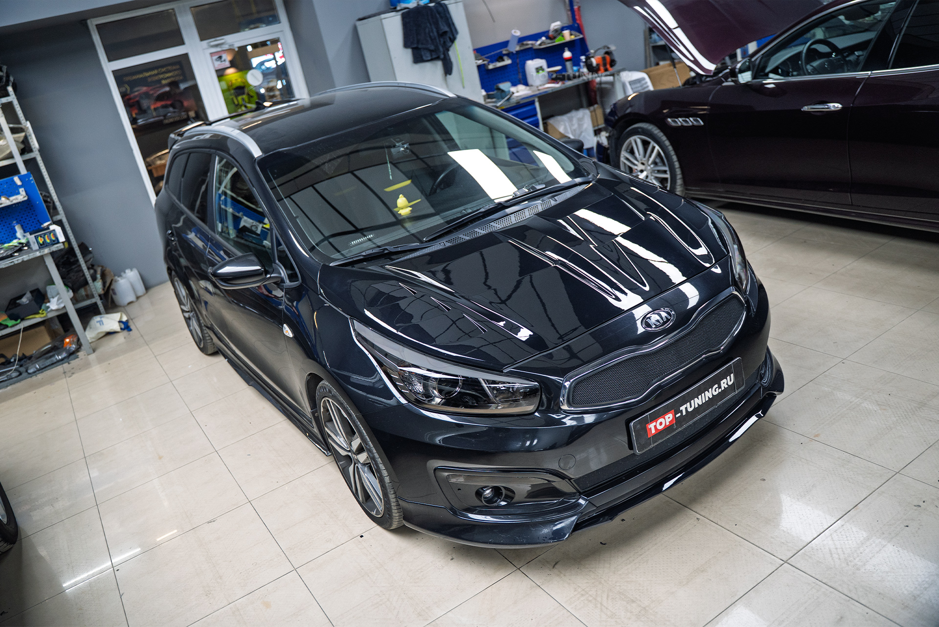 Тюнинг-модернизация Kia Ceed II – спортивный капот GTR с жабрами