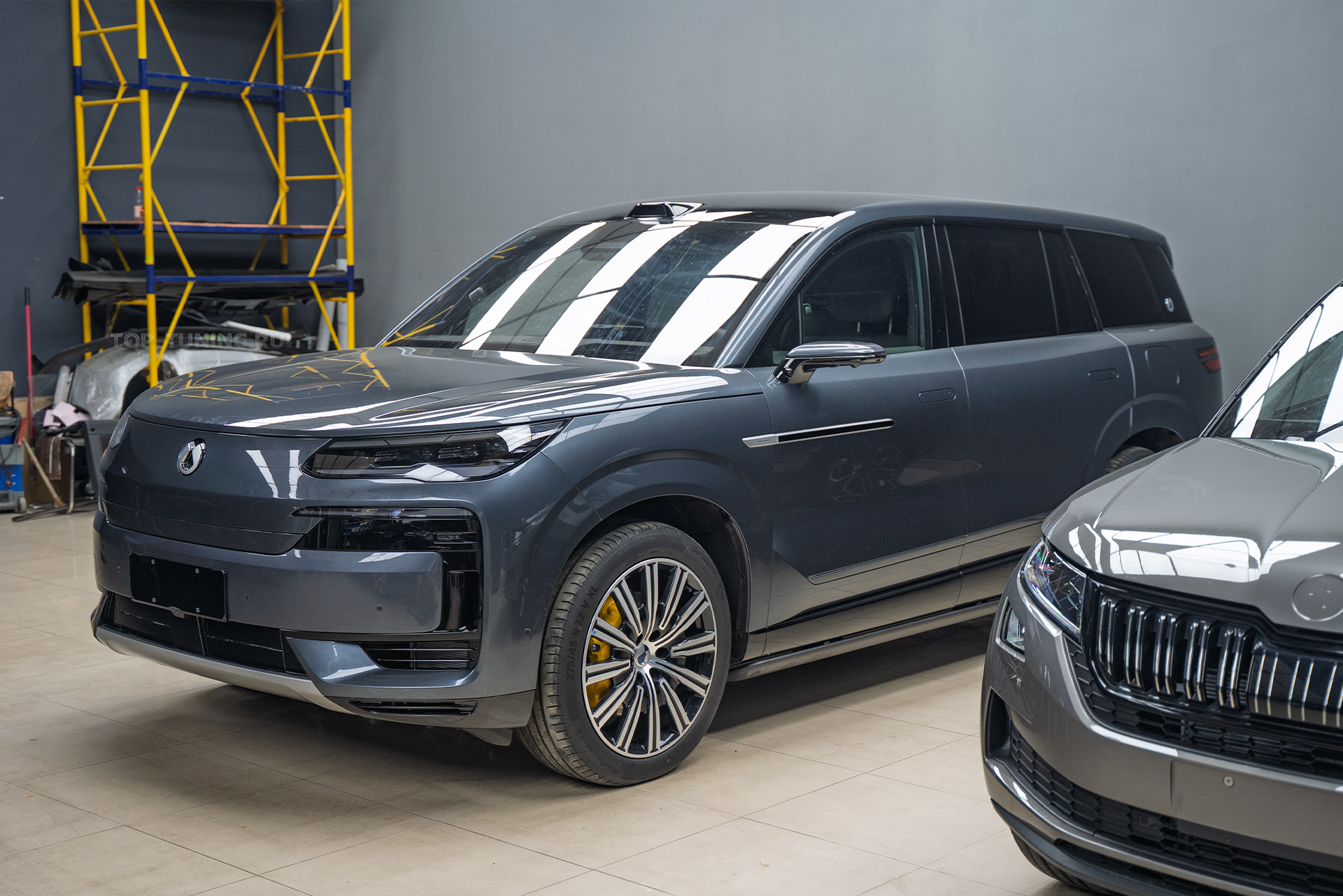 Зона риска нового Denza N9 в полиуретановую пленку с самоисцелением от царапин