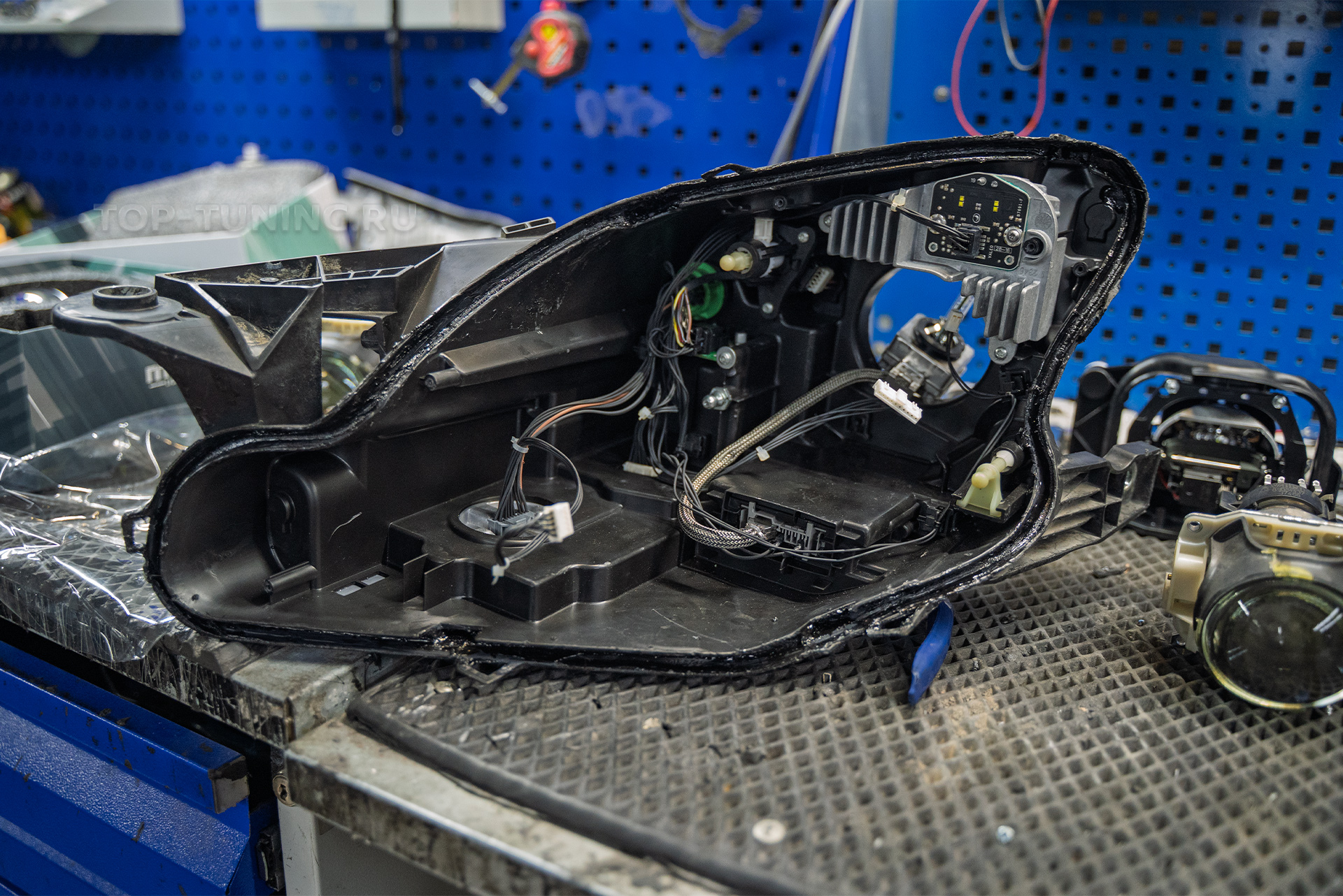 110281 Тюнинг + полировка + оклейка передней оптики Maserati Quattroporte 2017110281 Тюнинг + полировка + оклейка передней оптики Maserati Quattroporte 2017