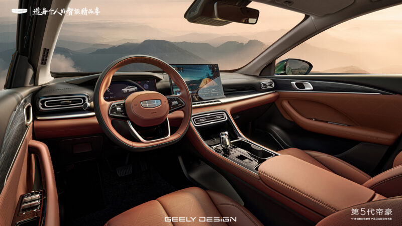 Сейчас на рынке доступна модель Geely Emgrand 4-го поколения по цене от 68 900 до 86 900 юаней (от 810 000 до 1,02 млн рублей). С момента выпуска модели в 2009 году прошло почти 15 лет, и в июне этого года продажи достигли отметки в 4 миллиона автомо