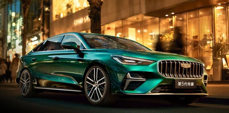 Сейчас на рынке доступна модель Geely Emgrand 4-го поколения по цене от 68 900 до 86 900 юаней (от 810 000 до 1,02 млн рублей). С момента выпуска модели в 2009 году прошло почти 15 лет, и в июне этого года продажи достигли отметки в 4 миллиона автомо