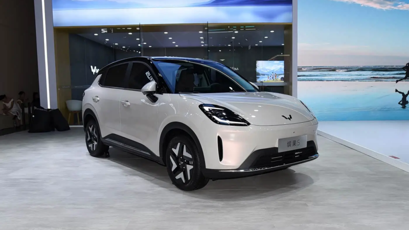 Binguo S отличается свежим дизайном с характерными элементами освещения и портом для зарядки на левой передней панели. Доступны четыре варианта окраски кузова: «Спокойный серый», «Свободный синий», «Беззаботный фиолетовый» и «Пустой белый».