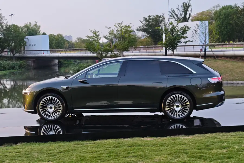 Стартовая цена автомобиля в комплектации Max — 309 800 юаней (около 3,65 млн рублей).