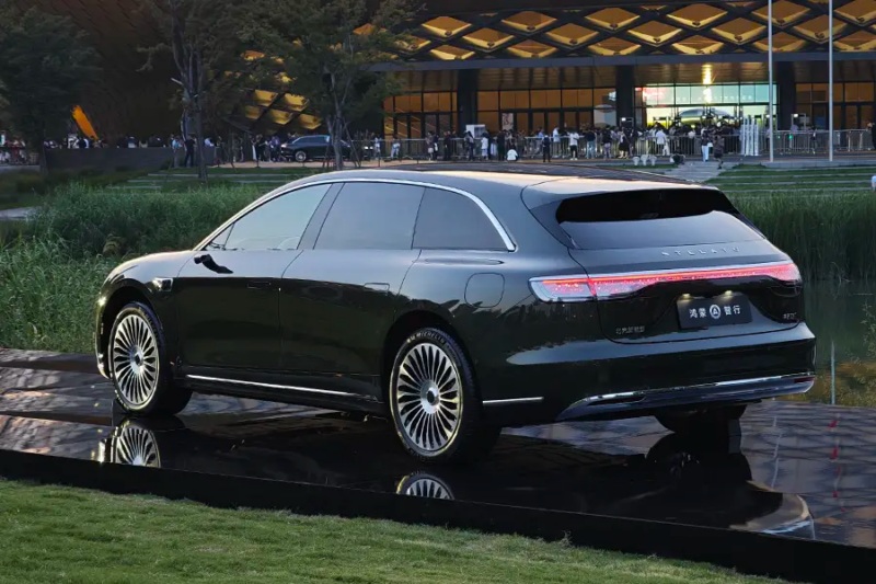 Huawei официально представила универсал Stelato S9T в Китае. Стартовая цена автомобиля — 309 800 юаней (около 3,65 млн рублей). 