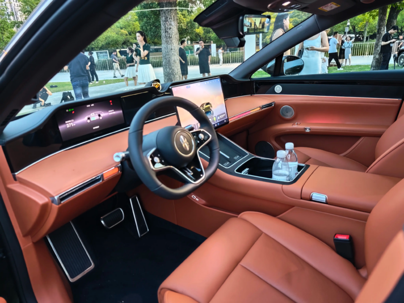 Huawei официально представила универсал Stelato S9T в Китае. Стартовая цена автомобиля — 309 800 юаней (около 3,65 млн рублей). 