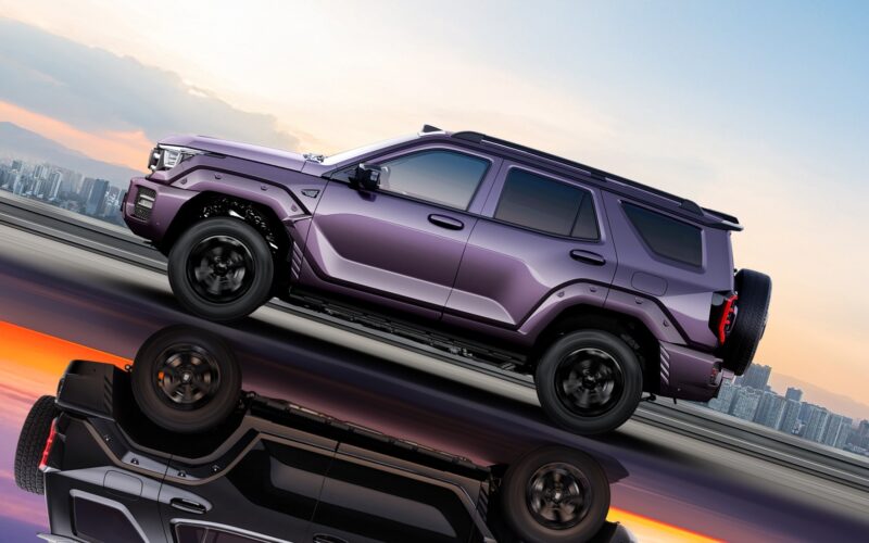 Сзади по-прежнему есть внешнее запасное колесо, но без защитного ограждения. Изменилось расположение эмблем: &laquo;GWM TANK&raquo; и &laquo;Great Wall Motors&raquo; теперь находятся вверху, а &laquo;Tank 400&raquo; и &laquo;Hi4-T / Hi4-Z&raquo; &mdash; внизу.