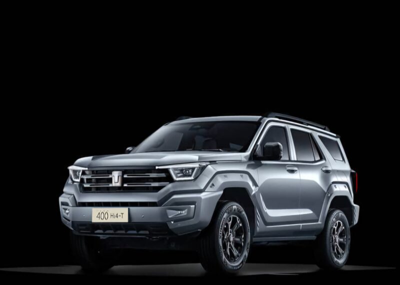 Сзади по-прежнему есть внешнее запасное колесо, но без защитного ограждения. Изменилось расположение эмблем: &laquo;GWM TANK&raquo; и &laquo;Great Wall Motors&raquo; теперь находятся вверху, а &laquo;Tank 400&raquo; и &laquo;Hi4-T / Hi4-Z&raquo; &mdash; внизу.