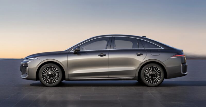 Roewe M7 PHEV от SAIC с запасом хода 2050 км и моделью искусственного интеллекта от ByteDance продается по цене от 1 миллиона рублей