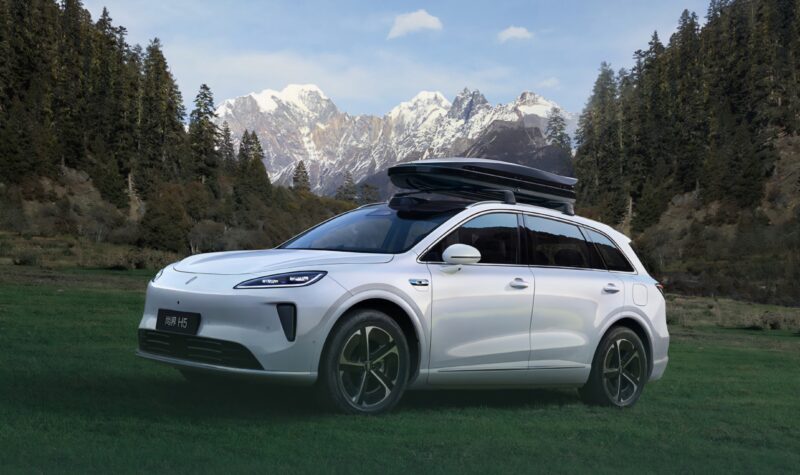 Saic H5 построен на базе Roewe ES39 от SAIC. Размеры автомобиля: 4780 мм (длина), 1910 мм (ширина), 1664 мм (высота), колёсная база — 2840 мм.