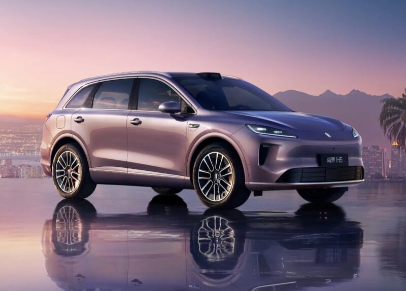 Saic H5 построен на базе Roewe ES39 от SAIC. Размеры автомобиля: 4780 мм (длина), 1910 мм (ширина), 1664 мм (высота), колёсная база — 2840 мм.