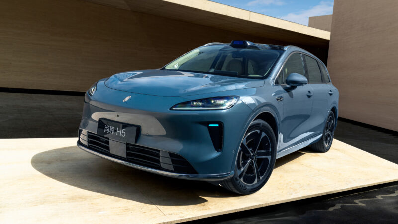 Стоимость автомобиля начинается от 159 800 юаней (1,88 млн рублей). Модель оснащена кабиной на базе HarmonyOS и усовершенствованной системой помощи водителю.