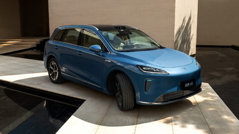 Стоимость автомобиля начинается от 159 800 юаней (1,88 млн рублей). Модель оснащена кабиной на базе HarmonyOS и усовершенствованной системой помощи водителю.