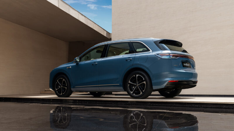 Стоимость автомобиля начинается от 159 800 юаней (1,88 млн рублей). Модель оснащена кабиной на базе HarmonyOS и усовершенствованной системой помощи водителю.