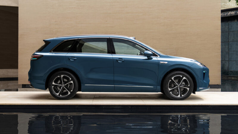 Новый внедорожник Saic H5 от Huawei, предлагающий варианты силовых агрегатов EREV и BEV, вызвал большой интерес у покупателей: за один час после запуска в Китае было получено 10 000 заказов