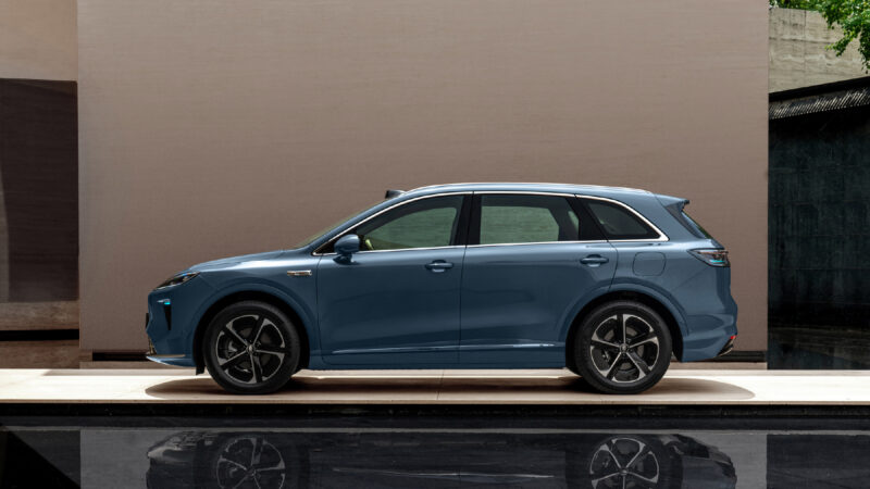 Новый внедорожник Saic H5 от Huawei, предлагающий варианты силовых агрегатов EREV и BEV, вызвал большой интерес у покупателей: за один час после запуска в Китае было получено 10 000 заказов