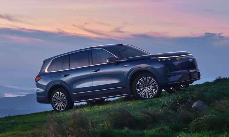 в топовой комплектации: два дополнительных задних электромотора (по 170 кВт / 228 л. с. и 280 Нм каждый), батарея 41,46 кВт·ч, запас хода на чистом электричестве — 210 км, полный пробег — 1300 км.