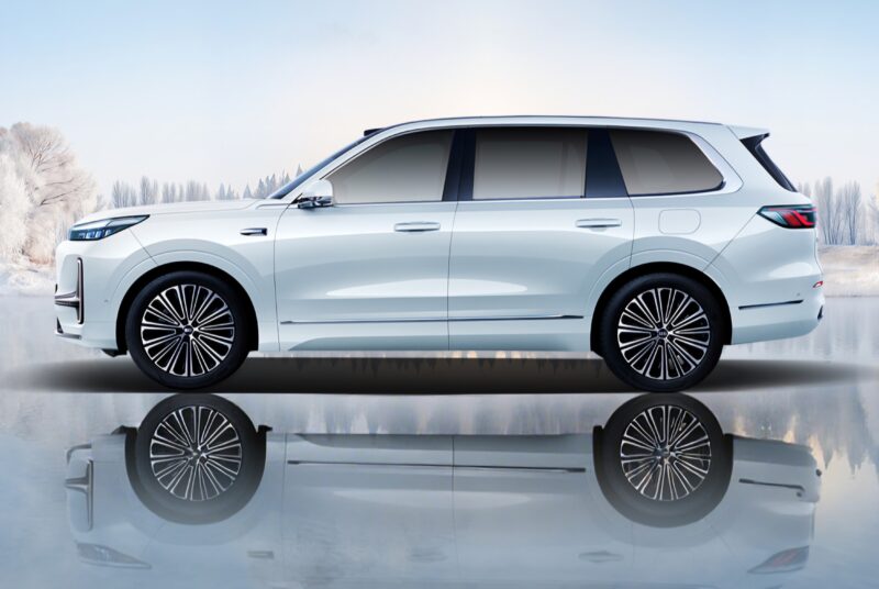 в топовой комплектации: два дополнительных задних электромотора (по 170 кВт / 228 л. с. и 280 Нм каждый), батарея 41,46 кВт·ч, запас хода на чистом электричестве — 210 км, полный пробег — 1300 км.