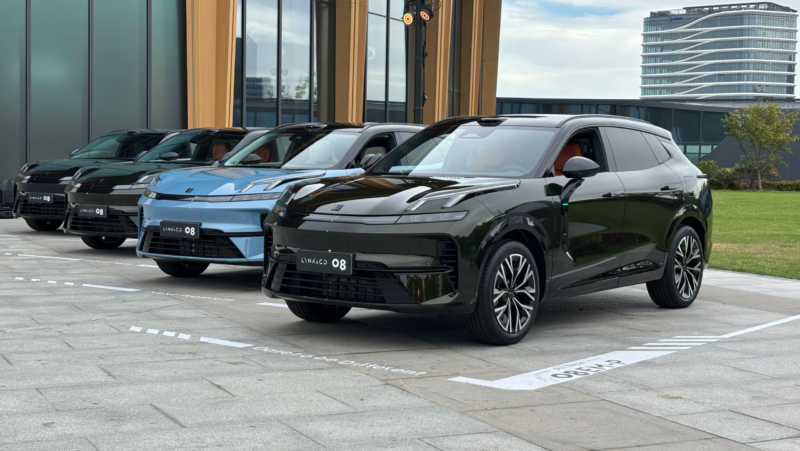 Дизайн обновлённой модели сохранил фирменный стиль и приобрёл спортивные черты. Среди изменений: