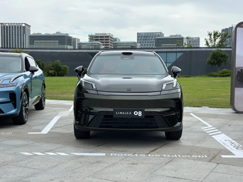 Дизайн обновлённой модели сохранил фирменный стиль и приобрёл спортивные черты. Среди изменений: