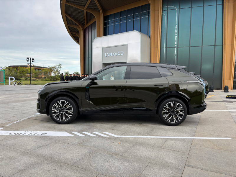 Дизайн обновлённой модели сохранил фирменный стиль и приобрёл спортивные черты. Среди изменений: