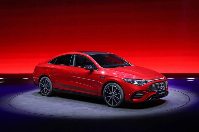 Дизайн электрического CLA с удлинённой колёсной базой сохраняет эстетику стандартной модели. Передняя панель украшена большой трапециевидной решёткой радиатора со светящимися логотипами бренда, включая центральную звезду Mercedes-Benz. Передние и зад