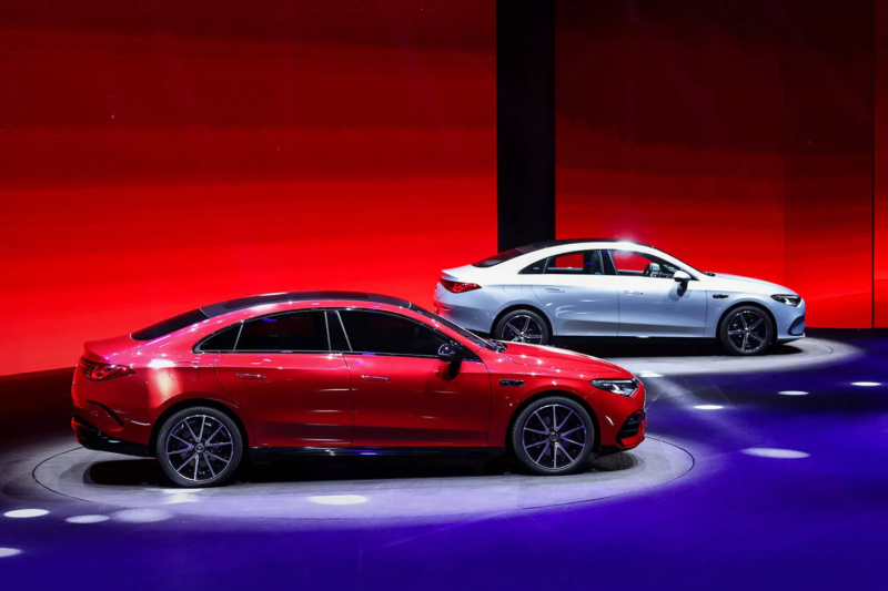 Дизайн электрического CLA с удлинённой колёсной базой сохраняет эстетику стандартной модели. Передняя панель украшена большой трапециевидной решёткой радиатора со светящимися логотипами бренда, включая центральную звезду Mercedes-Benz. Передние и зад