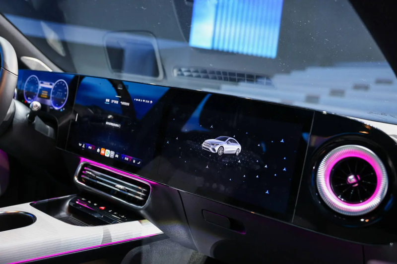 Премьера модели состоялась на автосалоне в Шанхае в 2025 году. Колёсная база нового CLA увеличена на 40 мм по сравнению со стандартной версией. Автомобиль построен на базе электрической системы напряжением 800 В и будет предлагаться с задним или полн