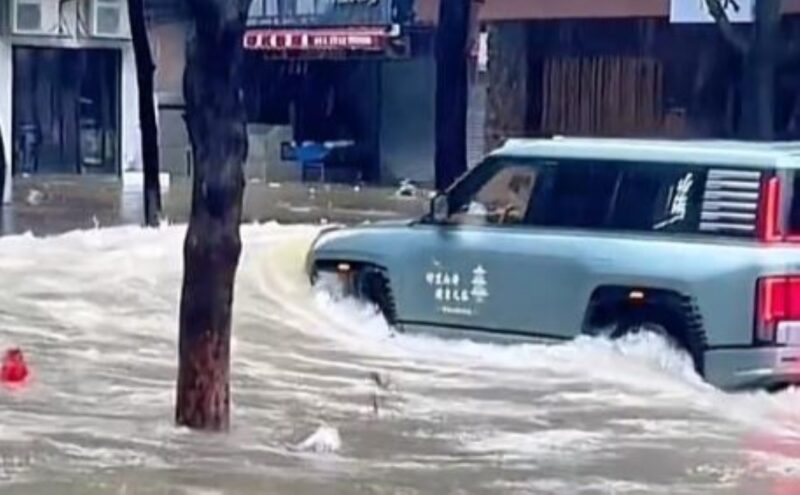 BYD Yangwang U8 вызвал хаос в Китае после наводнения во время супертайфуна 