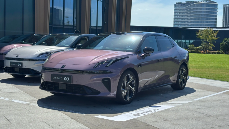 Интерьер отделан матовым металлом, высококачественной кожей и другими материалами. Появился новый цвет салона — Shadow Red. Информационно-развлекательная система Lynk Flyme Auto 2.0 работает на чипе 8295.