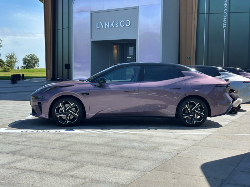 Седан продолжает воплощать философию городского эстетического дизайна «На следующий день». Он сохранил дизайн разделённых фар и трёхсекционный воздухозаборник. В стандартную комплектацию теперь входит лидарная технология с индикатором «Smart Driving 