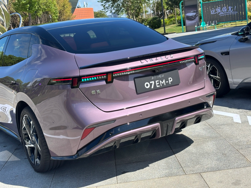 В течение ограниченного времени модель будет доступна в трёх вариантах по специальной цене — от 139 800 до 159 800 юаней (от 1,64 до 1,87 млн рублей).