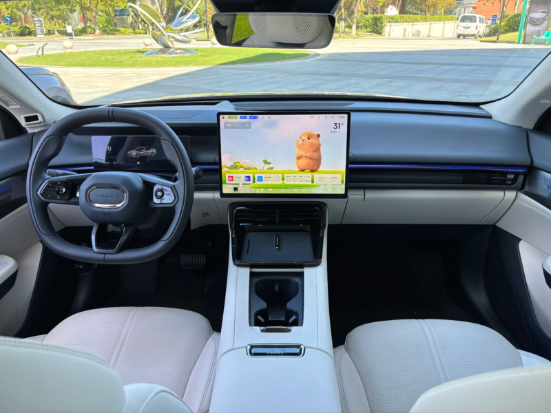 В течение ограниченного времени модель будет доступна в трёх вариантах по специальной цене — от 139 800 до 159 800 юаней (от 1,64 до 1,87 млн рублей).