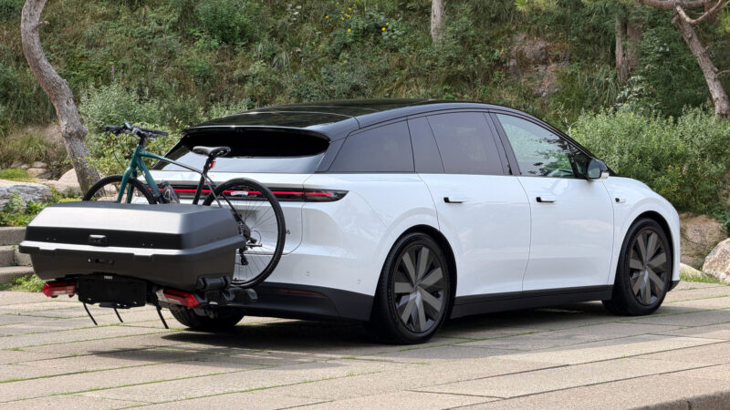 Lixiang i6 - это большой кроссовер, который по стилю экстерьера не уступает ранее представленному i8. У него наклонная передняя часть с фарами, встроенными в передний бампер, и светодиодной полосой ходовых огней под лобовым стеклом. Другие особенност