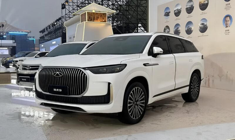 Tiggo 9 C-DM — новый подключаемый гибридный вариант в семействе. Модель имеет общий дизайн с Tiggo 9, но оснащена аккумулятором большей ёмкости по сравнению с предыдущей гибридной версией. В автомобиле используется электрическая гибридная система C-D