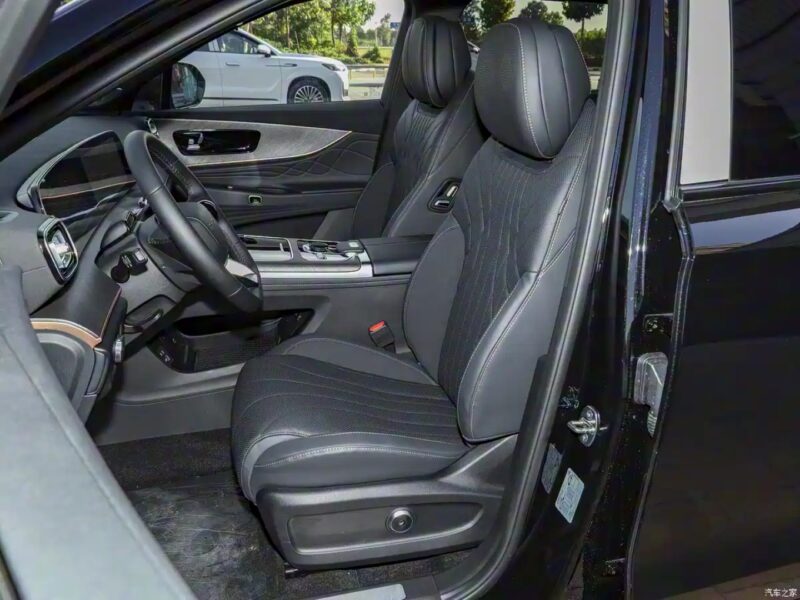 Доступно пять вариантов модели. Новое издание Yaoxiang находится в середине ассортимента и заменяет предыдущую версию Zunxiang. Yaoxiang оснащён адаптивной подвеской CDC, интеллектуальным Bluetooth-ключом, аудиосистемой с 12 динамиками и эксклюзивным