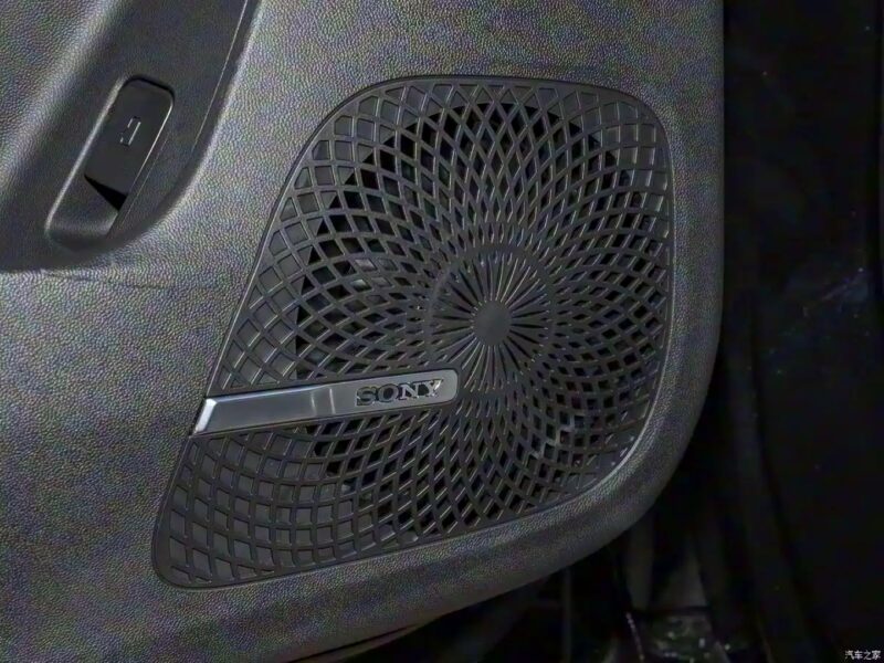 Tiggo 9 получил обновление в середине цикла — оно скорее корректирует конфигурацию, чем меняет дизайн. Модель оснащена 2,0-литровым турбированным двигателем мощностью 192 кВт и крутящим моментом 400 Нм. В зависимости от комплектации двигатель работае