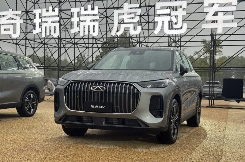 Tiggo 9 получил обновление в середине цикла — оно скорее корректирует конфигурацию, чем меняет дизайн. Модель оснащена 2,0-литровым турбированным двигателем мощностью 192 кВт и крутящим моментом 400 Нм. В зависимости от комплектации двигатель работае