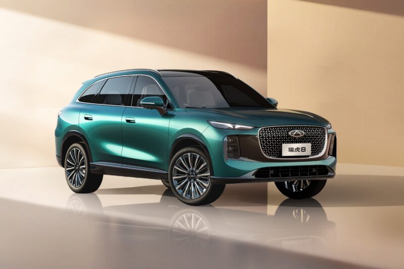 Для справки: Tiggo 8 Zhuoyue Edition стоит от 109 900 до 119 900 юаней (от 1,28 до 1,4 млн рублей). Модель оснащена двигателем 1,5TCI с максимальной мощностью 115 кВт (154 л. с.) и максимальным крутящим моментом 230 Нм.