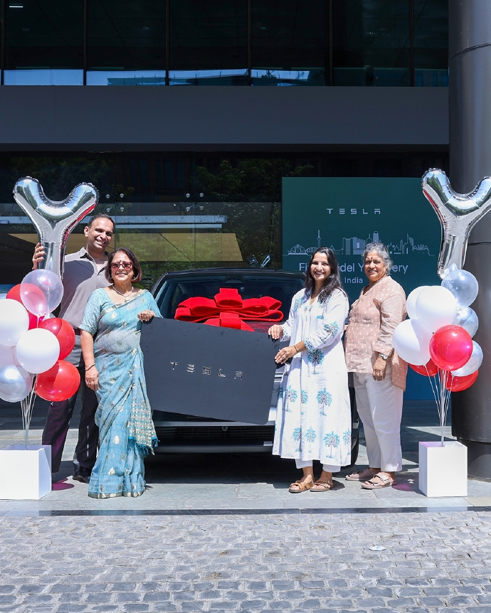 Tesla официально начала поставки в Индию. 27 сентября 2025 года глобальный вице-президент компании Грейс Тао сообщила, что все автомобили первой партии произведены на шанхайском заводе Gigafactory.