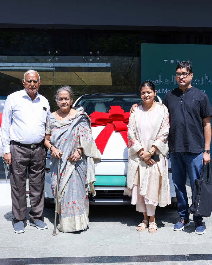 Tesla официально начала поставки в Индию. 27 сентября 2025 года глобальный вице-президент компании Грейс Тао сообщила, что все автомобили первой партии произведены на шанхайском заводе Gigafactory.