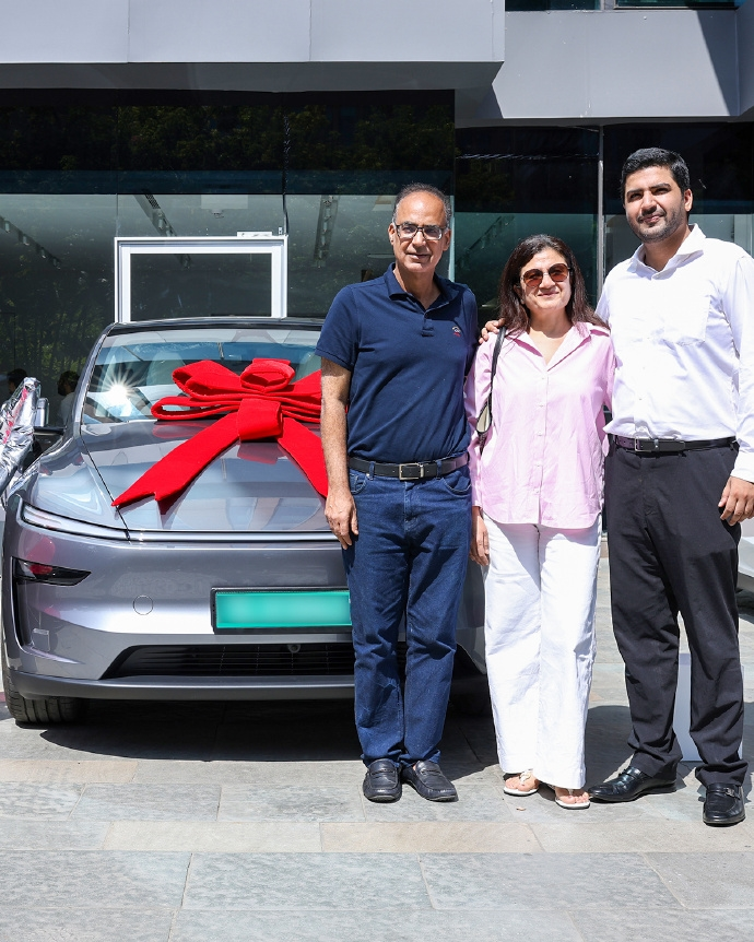 Tesla официально начала поставки в Индию. 27 сентября 2025 года глобальный вице-президент компании Грейс Тао сообщила, что все автомобили первой партии произведены на шанхайском заводе Gigafactory.