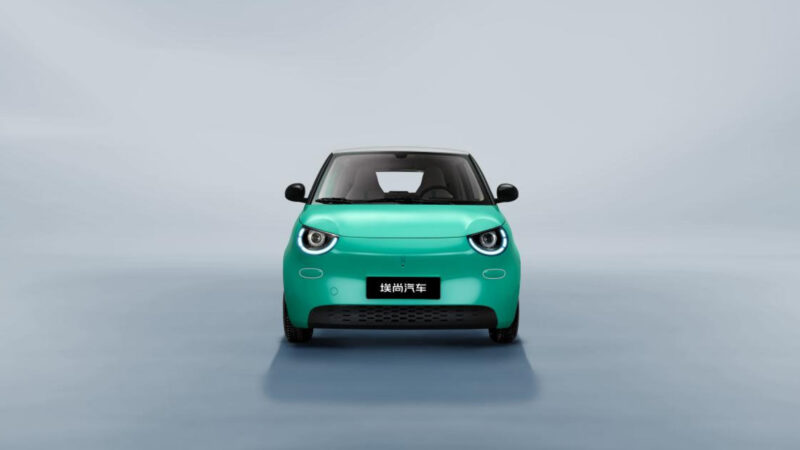Первой моделью бренда станет электрический хэтчбек A100C. Массовое производство автомобиля уже началось в Китае, а его выход на рынок запланирован на октябрь 2025 года.