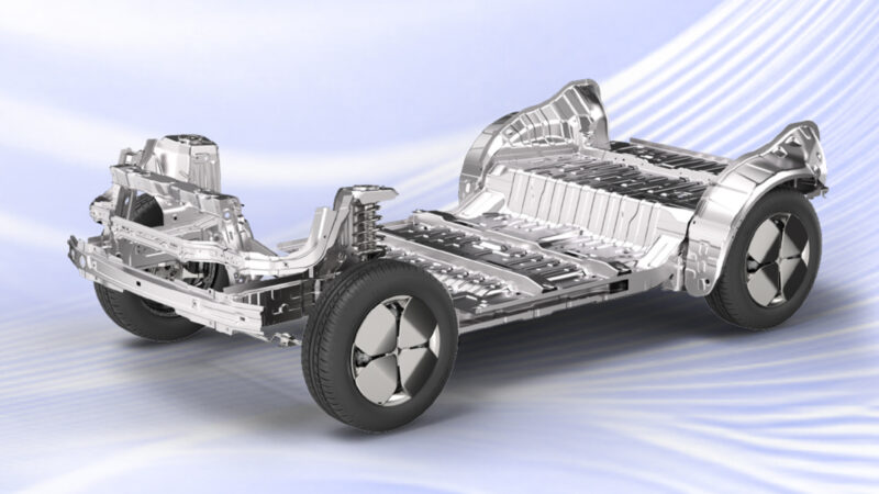 Китайский автомобильный рынок уже несколько лет переживает период жёсткой конкуренции. Эксперты ежегодно прогнозируют банкротство многих местных брендов, и иногда эти прогнозы оправдываются — например, компания Neta столкнулась с трудностями. Тем не 