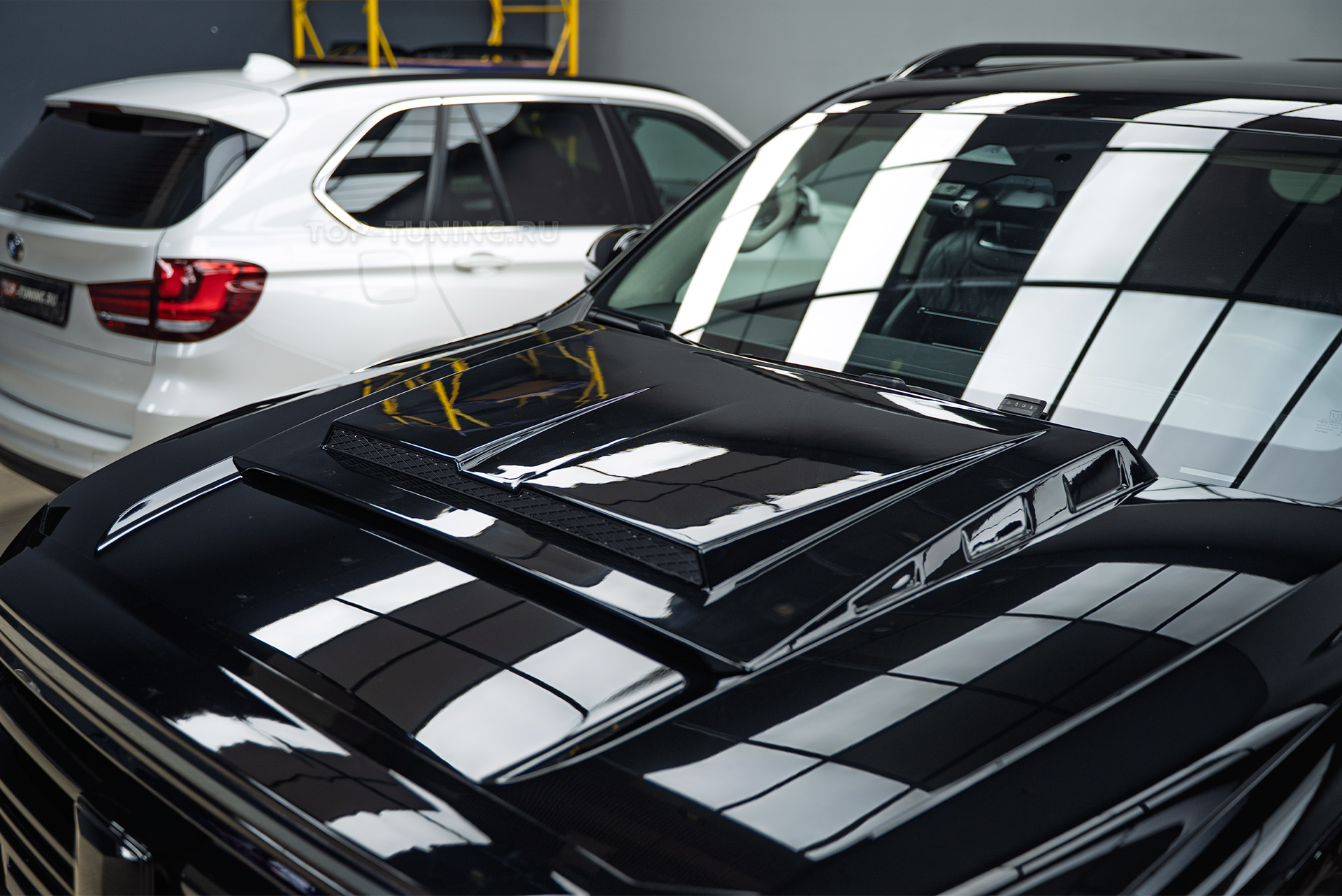 110377 Тюнинг обвеса Tank 500 2025 – установка юбок, спойлера, расширителей арок, капота