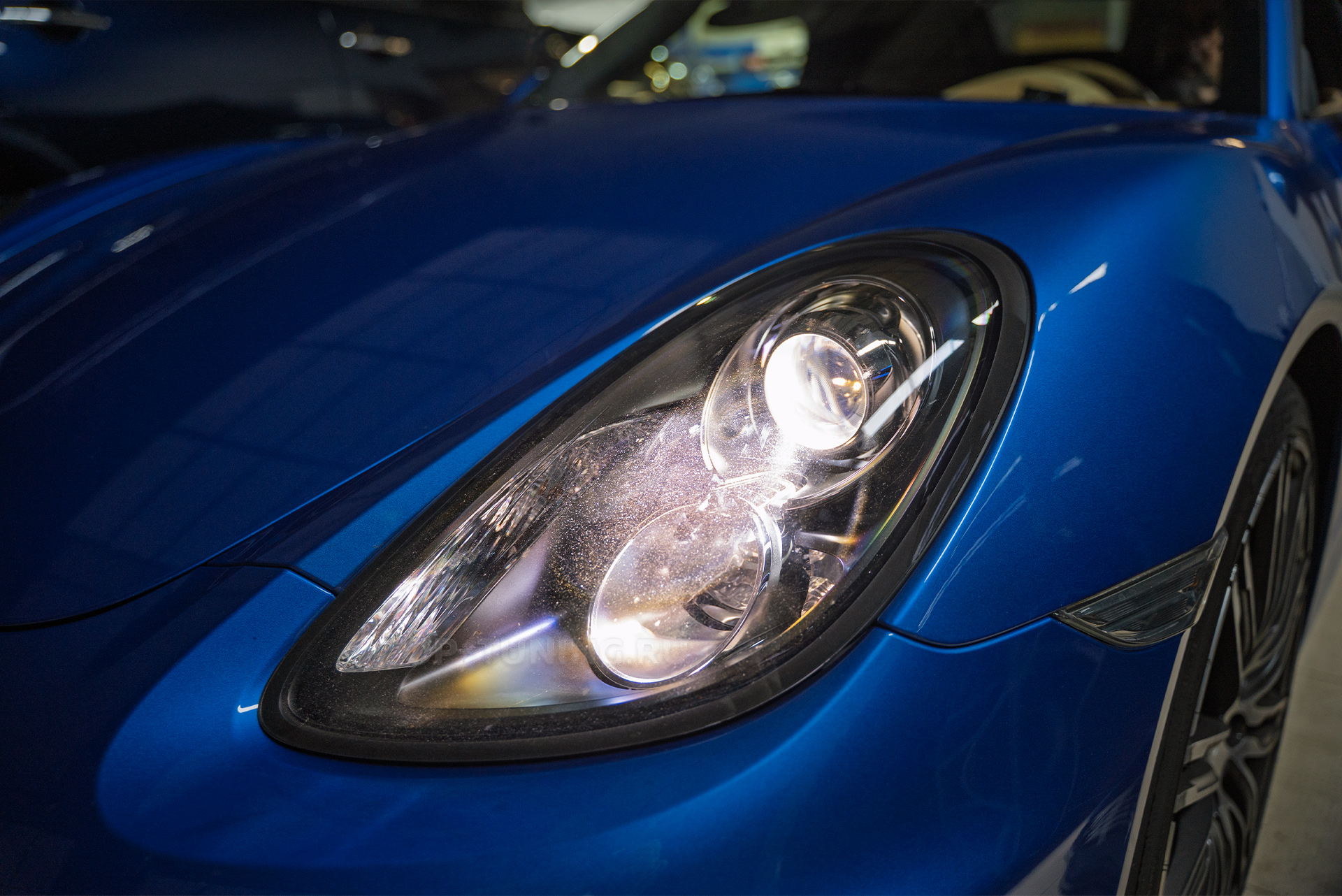 Замена линз в фарах Porsche Bosxter S 981 – сравнение работы до и после 